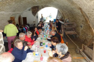 Almuerzo después de la visita al Giardino della Memoria, viejos carros y enfardadoras completan el cuadro 